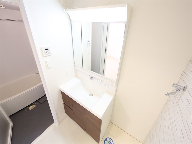 洗面設備　脱衣所　独立洗面台（シャンプードレッサー付）収納スペース有