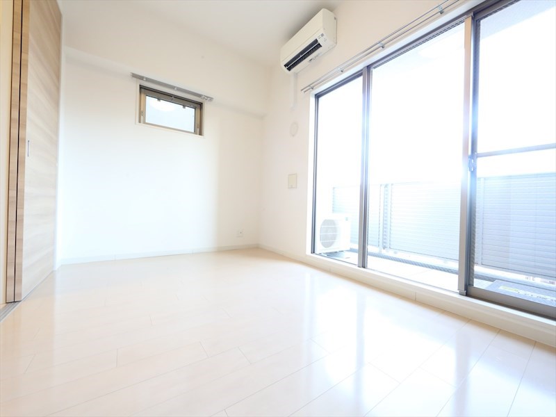 バルコニー　洋室7.4帖　2面採光　エアコン付　南面バルコニー