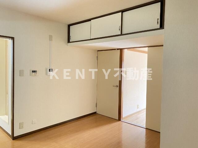 その他部屋・スペース　落ち着いた色調の寝室です