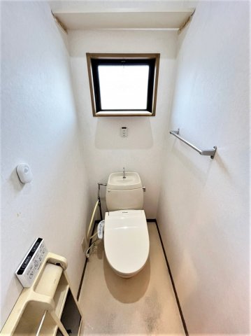 トイレ　同物件、別号室の参考写真です。