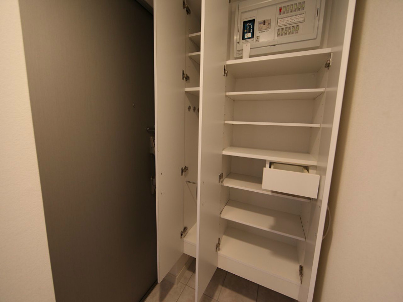 玄関　玄関　シューズボックス付（収納充実してます）