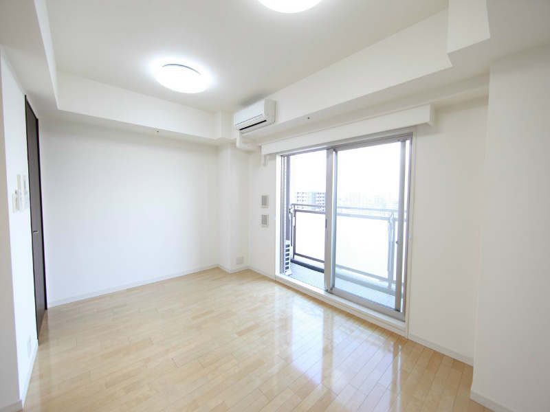 バルコニー　洋室8.7帖　エアコン完備　バルコニー