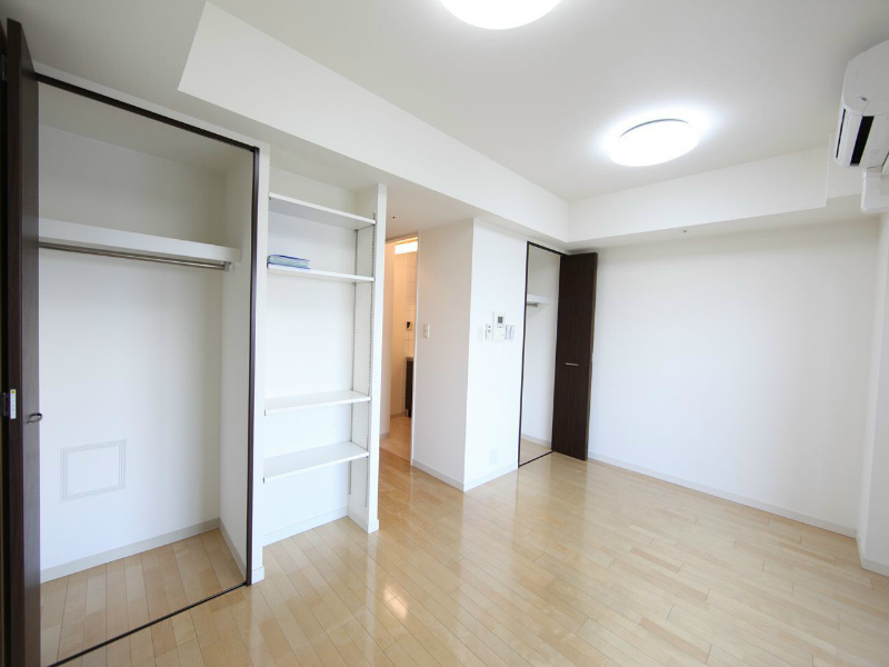 居室・リビング　洋室8.7帖　クローゼット2か所（収納充実してます）