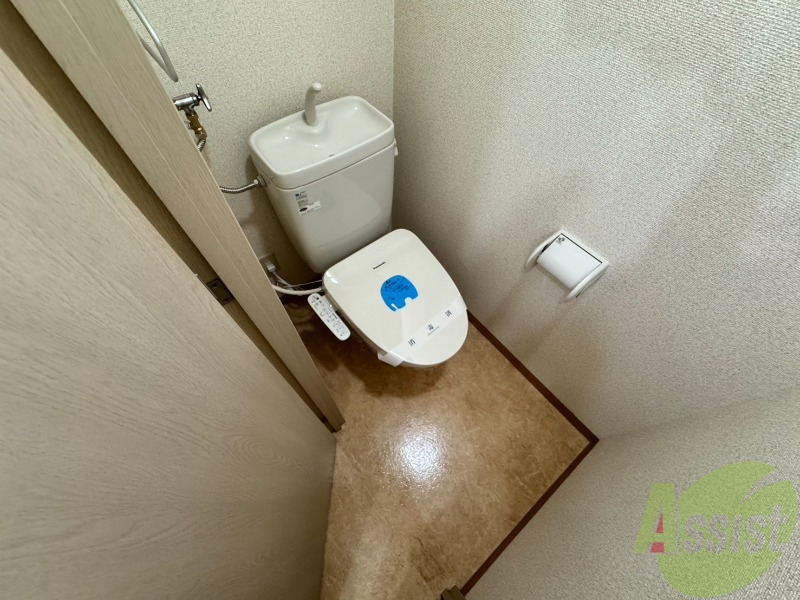 トイレ　暖房便座になっているので快適に使えますね。