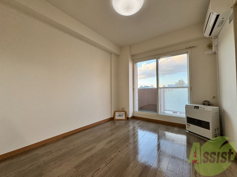 居室・リビング　エアコン付きで快適なリビングになっております！