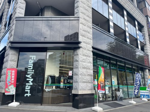 コンビニ　ファミリーマート 丸の内二丁目店（コンビニ）まで163m