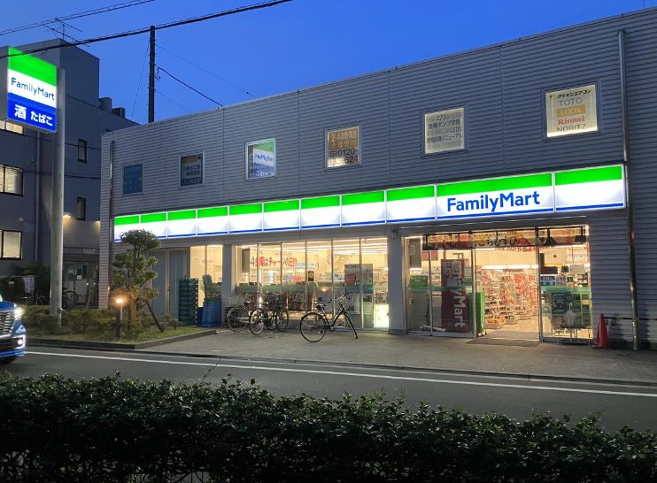 コンビニ　ファミリーマート目黒中町店（コンビニ）まで424m