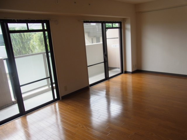 居室・リビング　南向きで日当たり良好なリビングです。