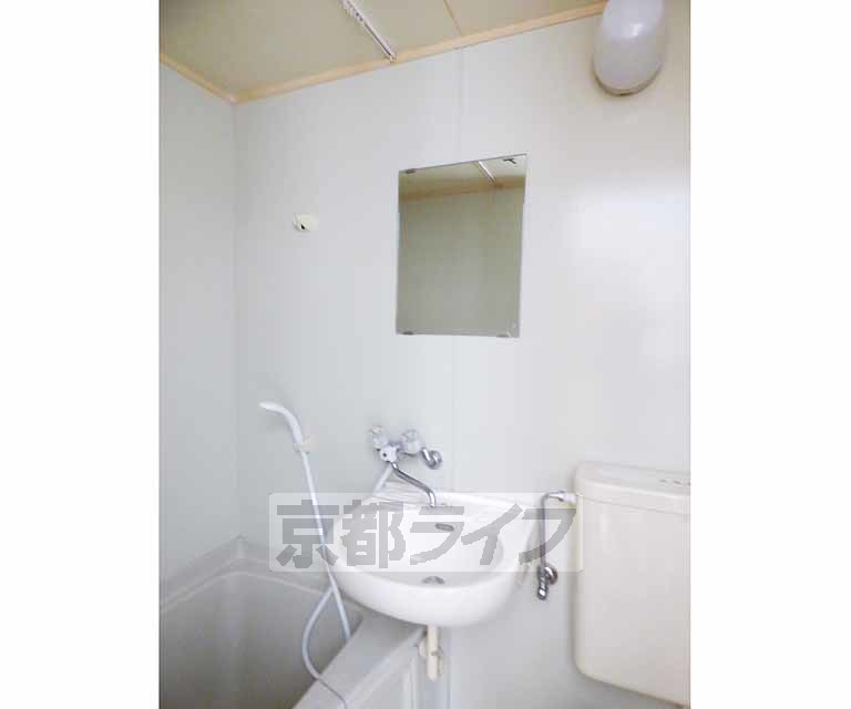 洗面設備　綺麗な洗面台です。