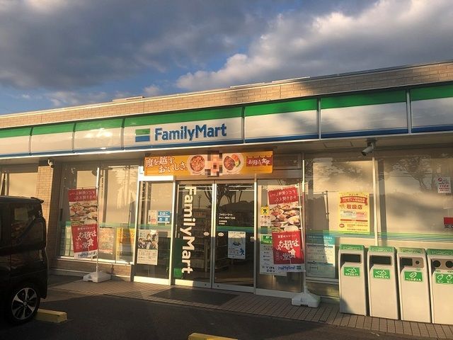 コンビニ　ファミリーマート（コンビニ）まで750m