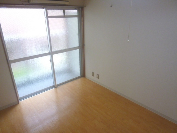 居室・リビング　エアコン付きで快適に過ごせます♪