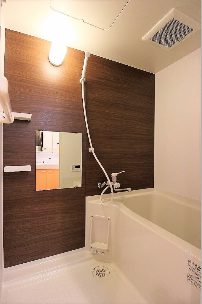 バス・シャワールーム　追い焚き機能も備わっています。