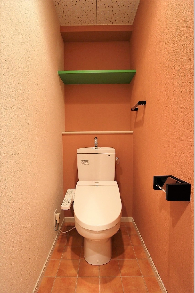 トイレ　温水洗浄便座が備わっています。