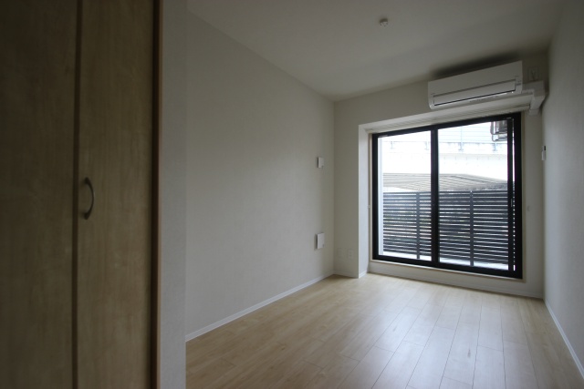 居室・リビング　同物件別室写真です