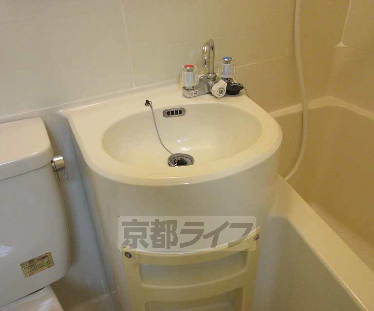 洗面設備　バスルームに洗面台あります・