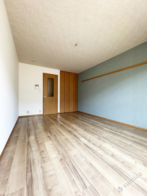 居室・リビング　アクセントクロスがオシャレを演出♪♪