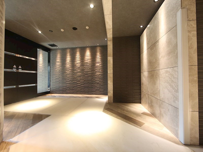 エントランス　エントランス　オートロック付　防犯カメラ有り