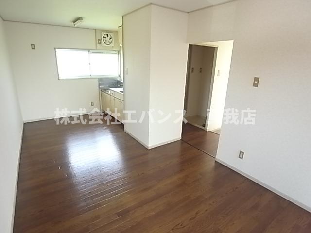 居室・リビング　こちらのリビングで趣味の時間をお楽しみください