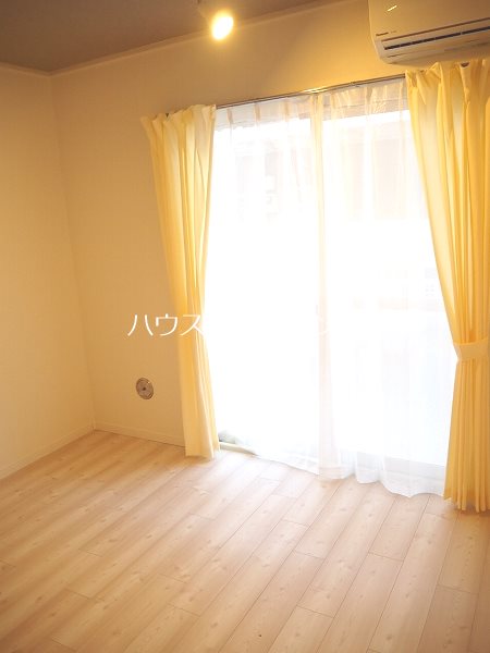 居室・リビング　きれいで明るいです！