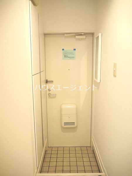 玄関　玄関にはシューズボックス。たっぷり入ります。
