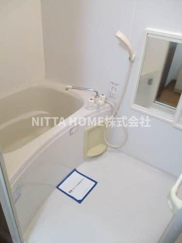 バス・シャワールーム　小窓付きの浴室になります◎