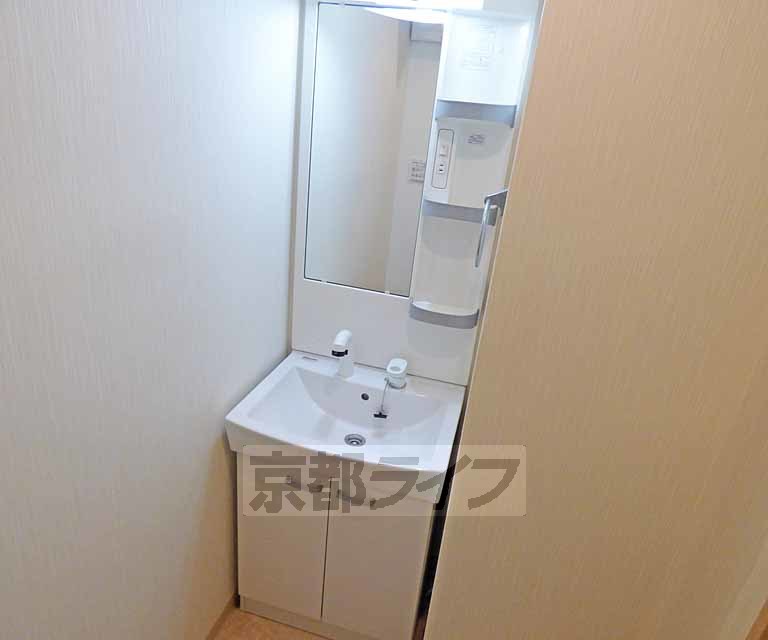 洗面設備　綺麗な独立洗面台です。