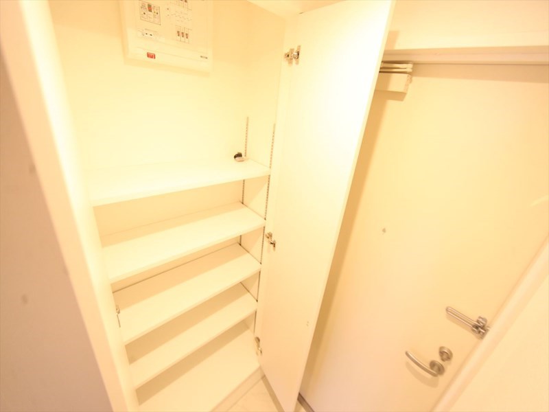 玄関　玄関　シューズボックス付（収納充実してます）