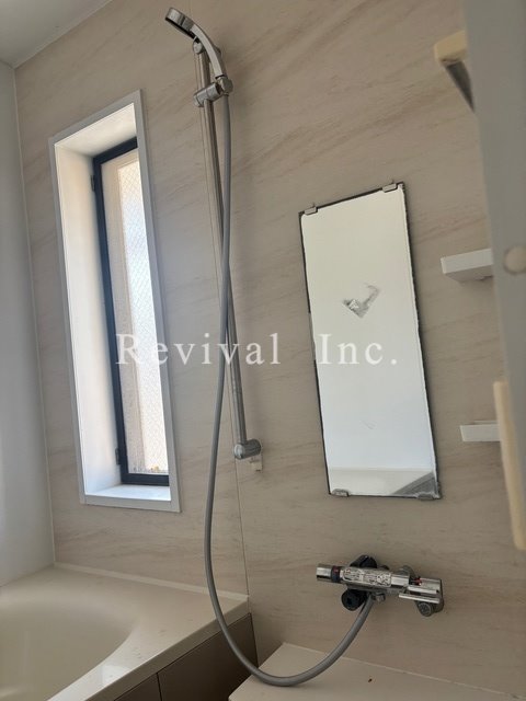 バス・シャワールーム　お風呂には窓もあり換気も良好