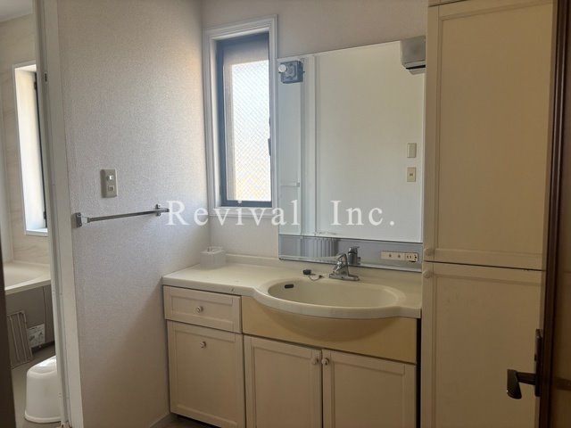 洗面設備　毎日の身だしなみチェックに必須ですね