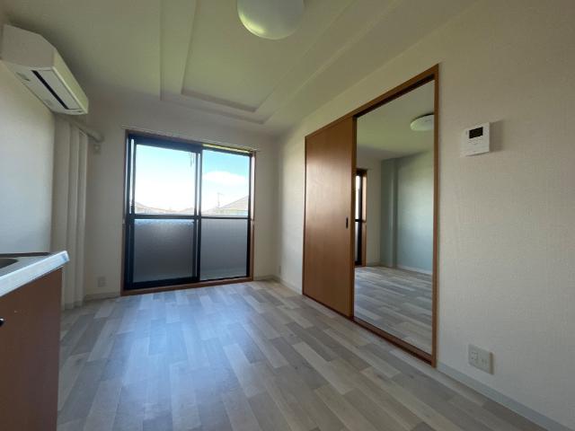 居室・リビング　キッチンから洋室