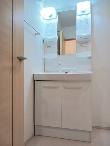 洗面設備　ゆったりとスペースのある洗面所