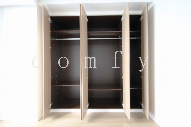 収納　壁一面のクローゼット