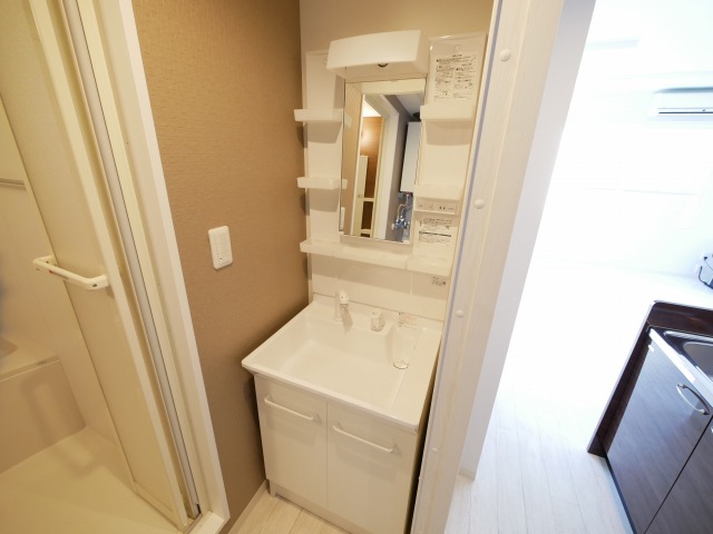 洗面設備　忙しい朝にうれしいシャンプードレッサー付きです♪