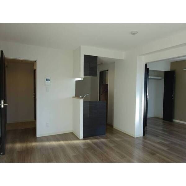 居室・リビング　配置がしやすい使い勝手の良いお部屋です♪