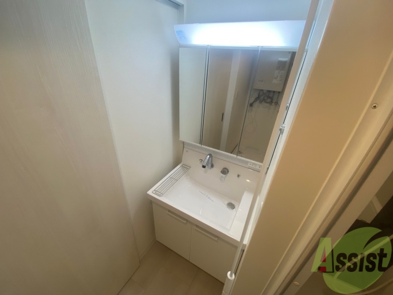 洗面設備　シャンプードレッサー。身支度はここでばっちりですね。