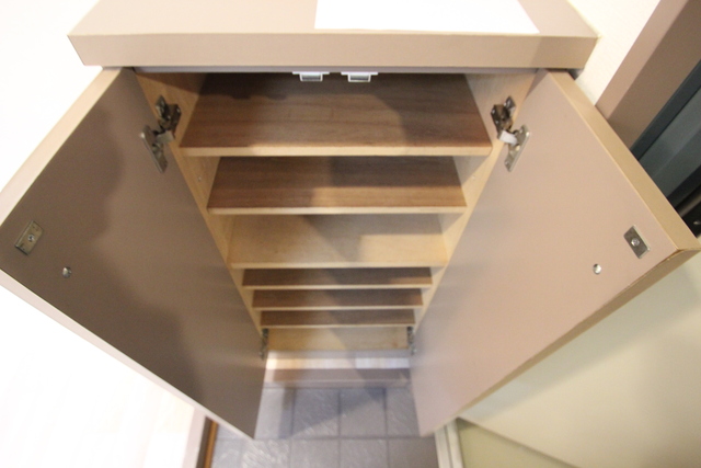 玄関　下駄箱有