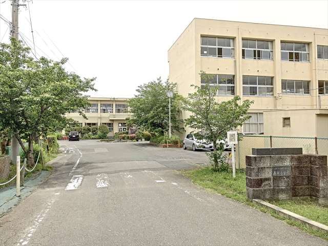小学校　森岡小学校（小学校）まで977m