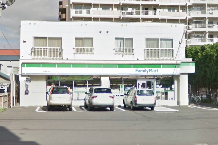 コンビニ　ファミリーマート札幌栄通店（コンビニ）まで240m