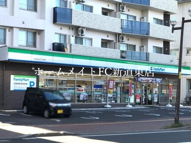 コンビニ　ファミリーマート札幌麻生町5丁目店（コンビニ）まで219m