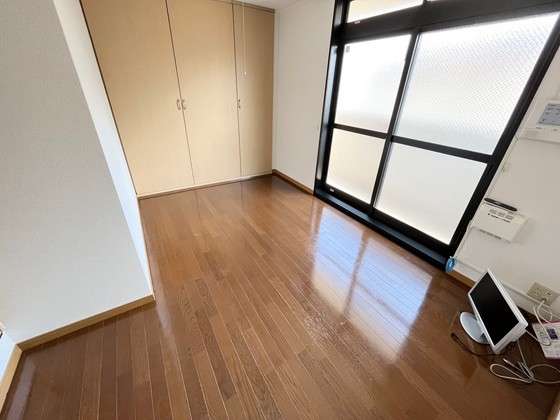 居室・リビング　※別号室の写真です。