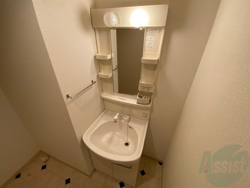 洗面設備　大きくて使いやすそうな独立洗面台になっています。　"