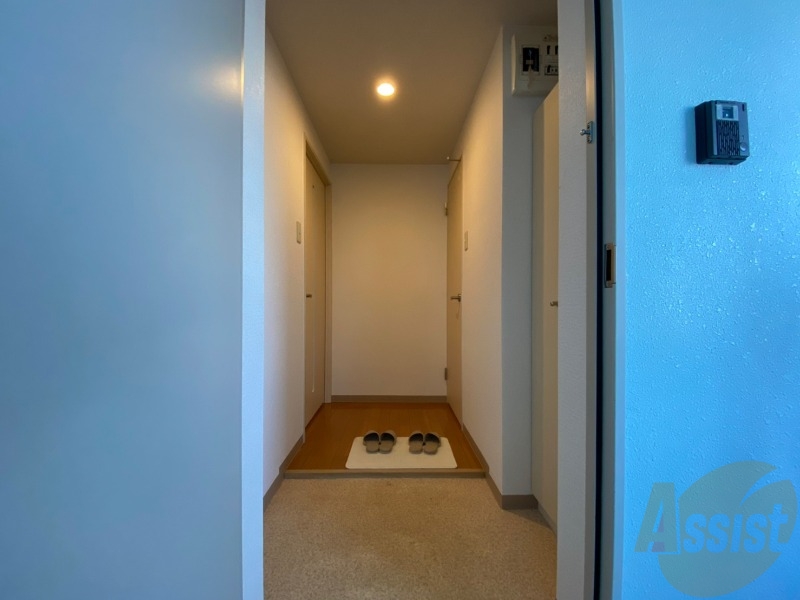 玄関　玄関です。すぐ広いリビングにつながっています。　"