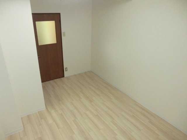 居室・リビング　洋室７帖！エアコン付き！