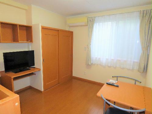 居室・リビング　カーテンやテーブル、テレビも備え付けです