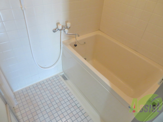 バス・シャワールーム　浴室はこちらのタイル貼りが可愛いお風呂になりますね