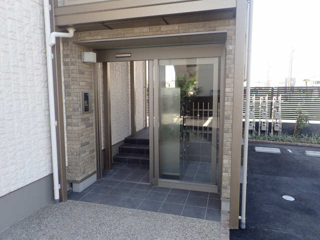 エントランス　エントランスはオートロック自動扉となります。