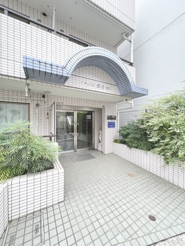 エントランス　最寄り駅徒歩１０分