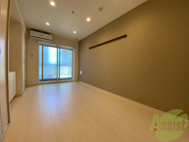 居室・リビング　７．２８帖の洋室です。照明も多くとても明るいお部屋です。