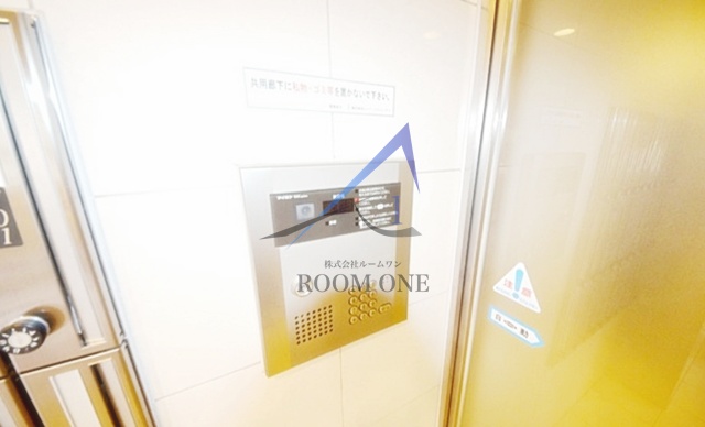 セキュリティ　モニター付きインターホンです。オートロックです。