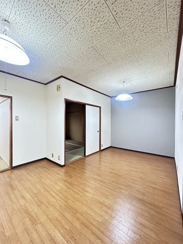 井上アパートの居間写真